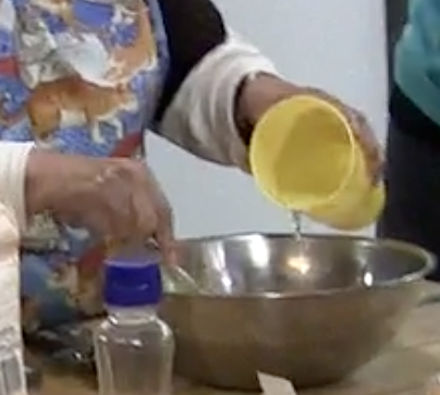 LakamiÌin still 11: Pour water in bowl