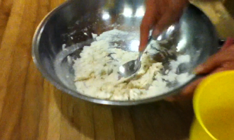 LakamiÌin still 12: Mix flour and water