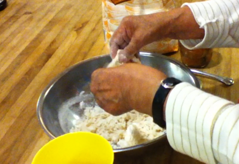 LakamiÌin still 13: Mix flour with fingers